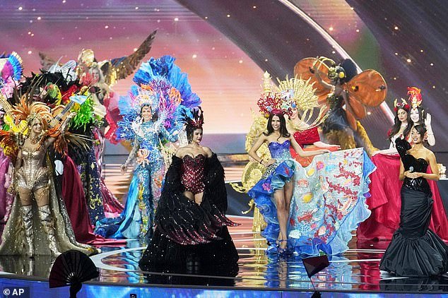 Dos jueces de Miss Universo renunciaron en medio de acusaciones de manipulación por parte de “miembros secretos del jurado con conexiones personales con algunas concursantes” que llegaron a la final, semanas después de que el insulto de Miss México condujera a la eliminación.
