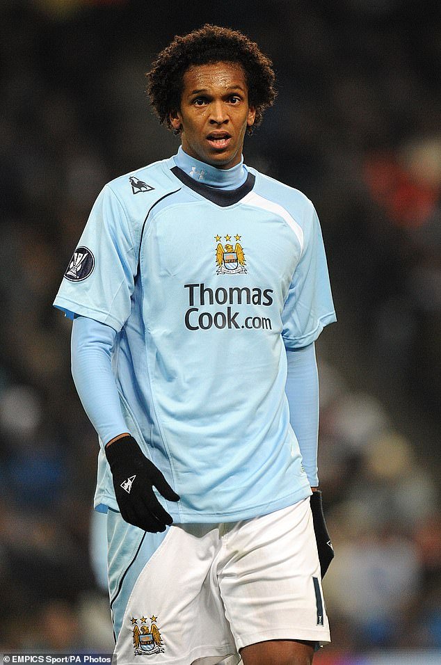 El ex tocadiscos del Manchester City ha sido “arrestado por CUARTA vez” por impago de manutención infantil, apenas un año después de que la policía lo sacara a rastras del autobús del equipo.