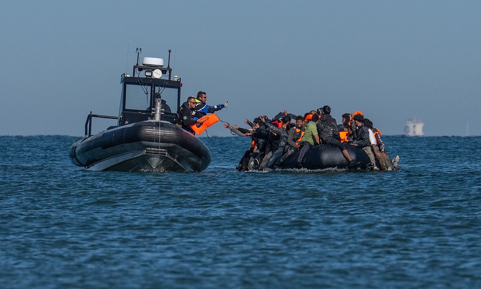 La policía francesa “utilizará redes para interceptar a los inmigrantes que intentan cruzar el Canal de la Mancha” a pesar del temor de que la táctica pueda provocar muertes.