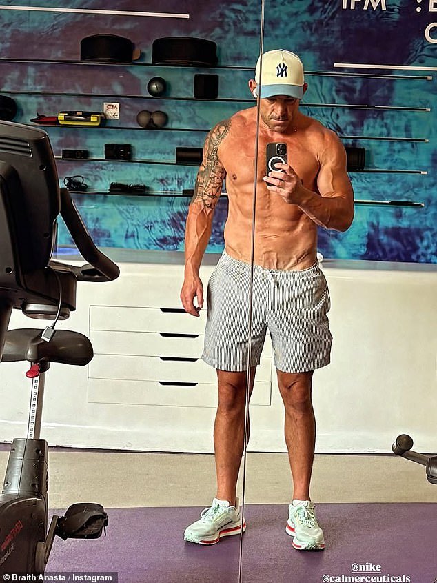 La estrella del fútbol súper en forma Braith Anasta parece que podría jugar en la NRL mañana mientras se hace oficial en Instagram con su nueva novia.