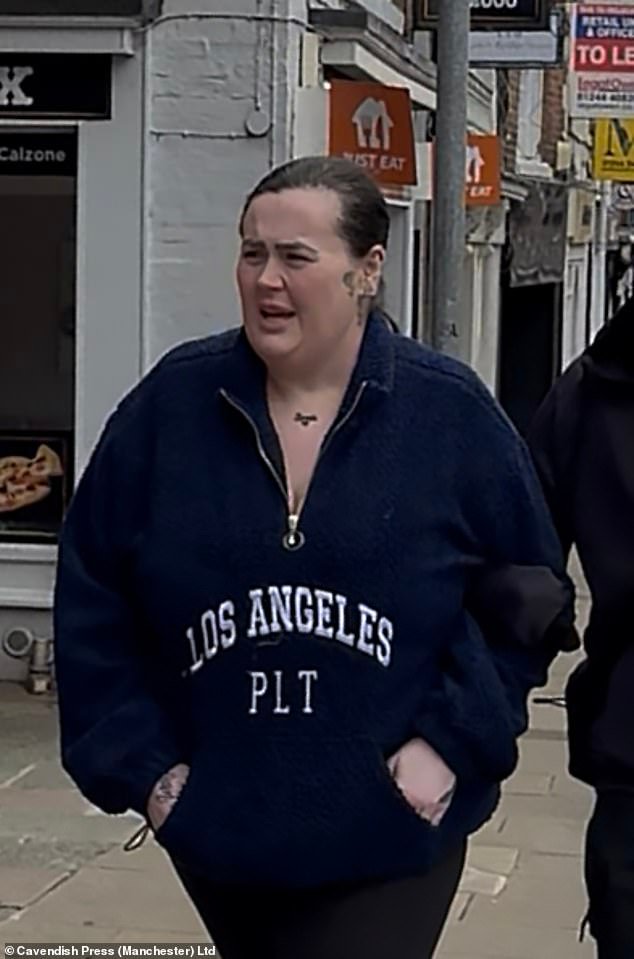 Una graduada universitaria que le robó £90.000 a su anciano abuelo ha dicho que sufre el “síndrome de la mocosa malcriada” mientras evita la cárcel.