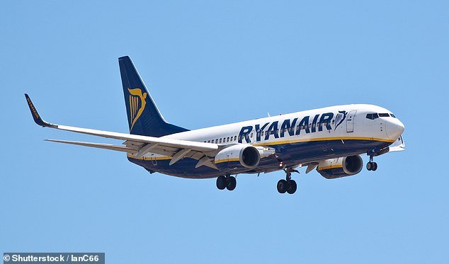Un pasajero de Ryanair con “problemas intestinales” que retrasó el aterrizaje encerrándose en el baño y reprendió a la tripulación por tardar demasiado en entregar su tostada recibe una pena de prisión suspendida