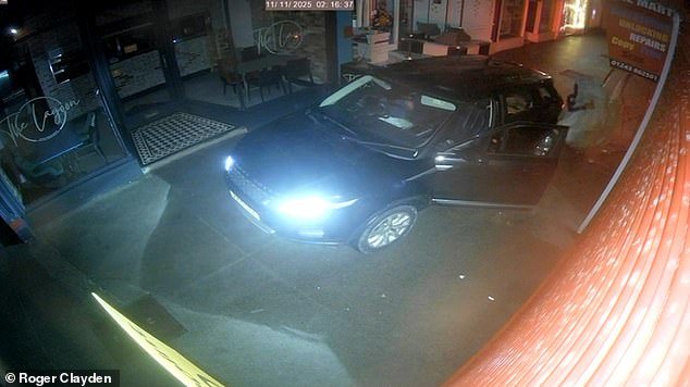 Actualmente, la banda del Range Rover está arrancando puertas metálicas de los joyeros en un atraco de cuatro minutos planeado por expertos antes de llevarse 40.000 libras esterlinas.