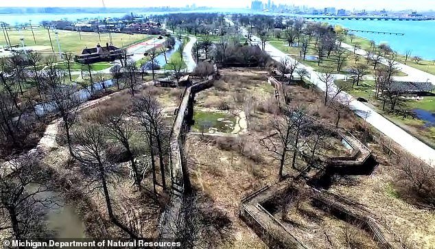 Alguna vez fue el mejor viaje de un día, pero ahora fotos inquietantes muestran el zoológico abandonado de Michigan mientras comienza la demolición.