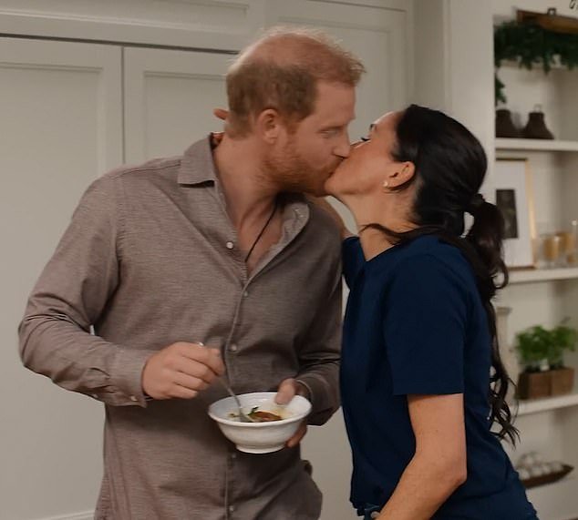 Meghan Markle revela los preparativos festivos para Archie y Lilibet, besa a Harry y pone su mermelada en un brillante tráiler de su serie navideña de Netflix