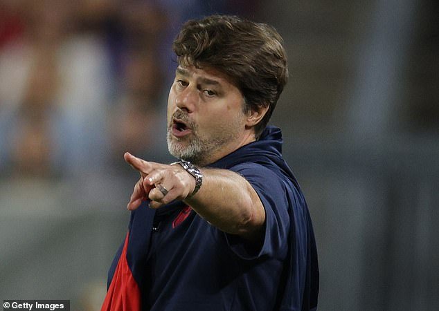 El técnico estadounidense Mauricio Pochettino responde al periodista con un frío intercambio, mientras el ex entrenador del Tottenham dice extrañamente: “No soy el entrenador interino”.