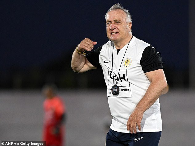 El ex entrenador de la Premier League tiene que observar desde lejos cómo la pequeña nación insular se clasifica para la Copa del Mundo.