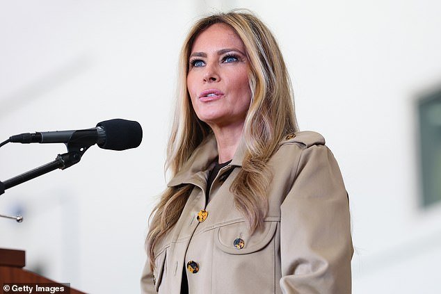 Melania Trump da un discurso “distópico” a las tropas que provoca una crisis
