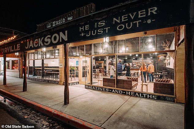 El bar rojo intenso de Idaho complace a la administración Trump al ofrecer cerveza gratis a cualquiera que ayude a deportar inmigrantes ilegales.