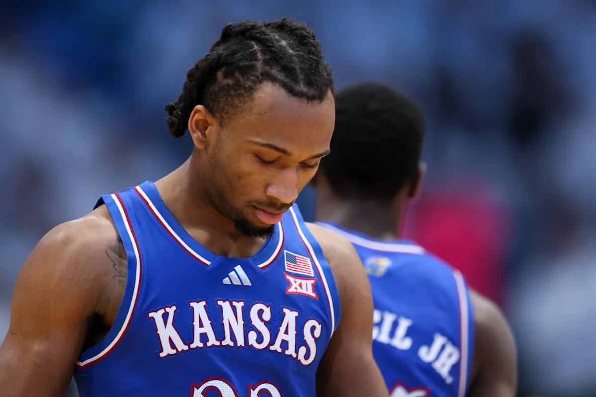 El estudiante de primer año estrella de Kansas, Darryn Peterson, se fue con una lesión en el tendón de la corva contra Duke