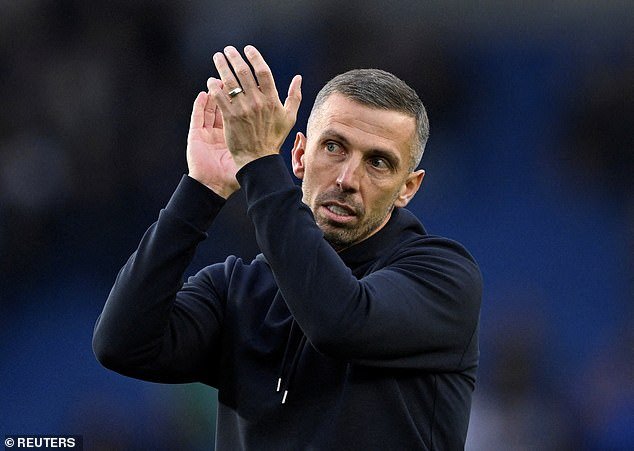 Gary O’Neil se retiró de la carrera para convertirse en el jefe de los Wolves mientras las estrellas y los fanáticos plantean dudas sobre su regreso, y el gerente del campeonato emerge como un contendiente.