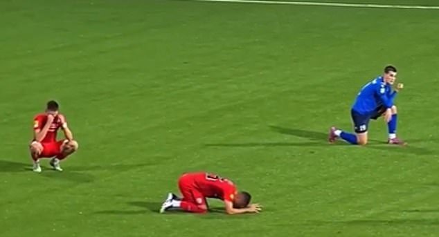 El desgarrador momento en que los mejores futbolistas colapsan cuando les dicen que su entrenador, de 44 años, murió de un ataque cardíaco en el banquillo a mitad del partido.