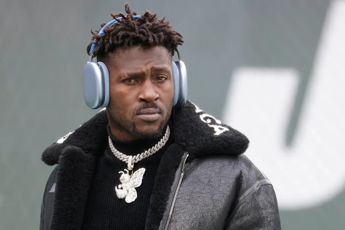 Antonio Brown se declaró inocente de los cargos de intento de asesinato y quedó en libertad bajo fianza y seguimiento por GPS tras ser extraditado de Dubái.
