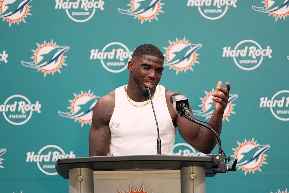 Tyreek Hill cambia su biografía de Instagram a “desempleado”, lo que genera dudas sobre su futuro con los Dolphins