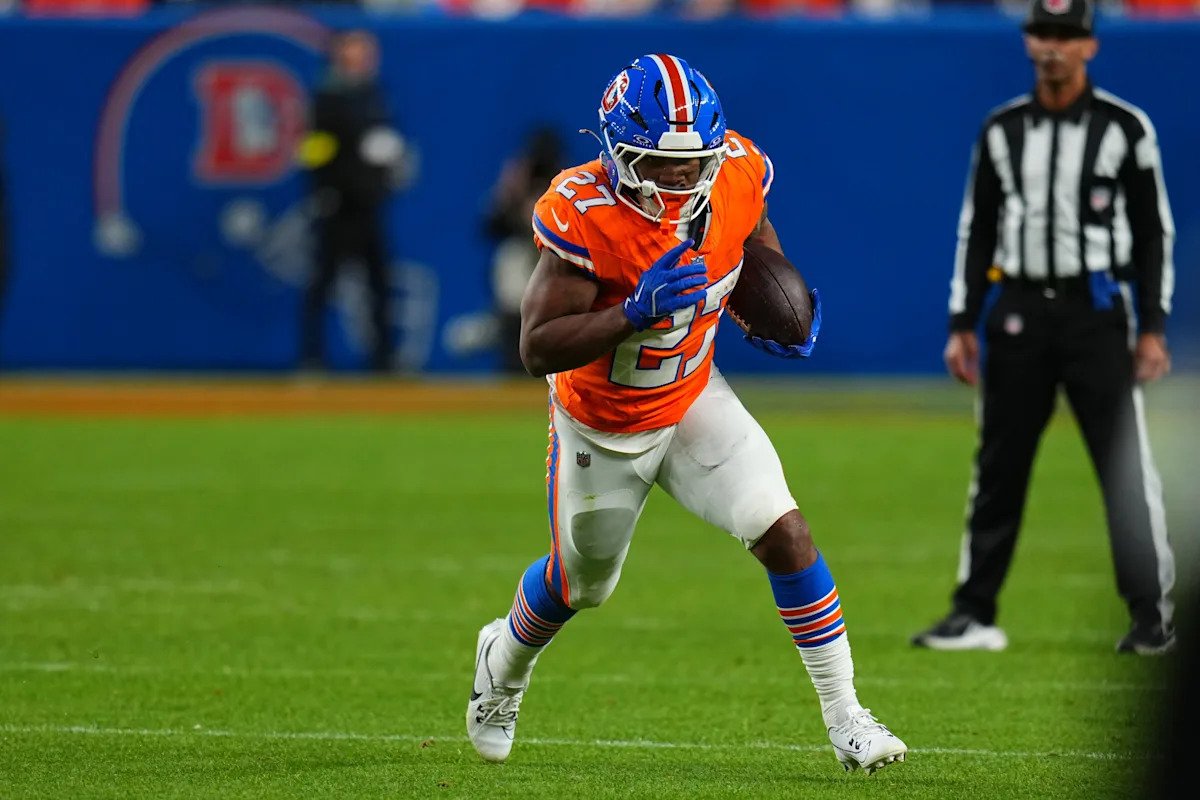 Según los informes, JK Dobbins de los Broncos se someterá a una cirugía que pondrá fin a su temporada después de sufrir una lesión en el pie debido a una entrada caída de la cadera.