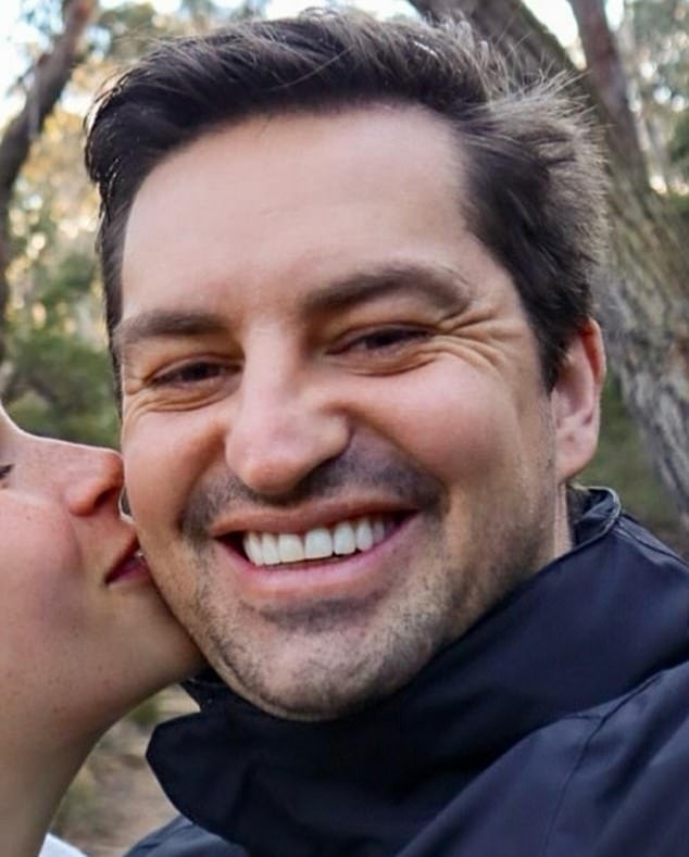 Escenas dramáticas en las que agentes de la Fuerza Fronteriza emboscan a un neonazi sudafricano a las 4 de la madrugada y lo llevan a un centro de detención para su deportación.