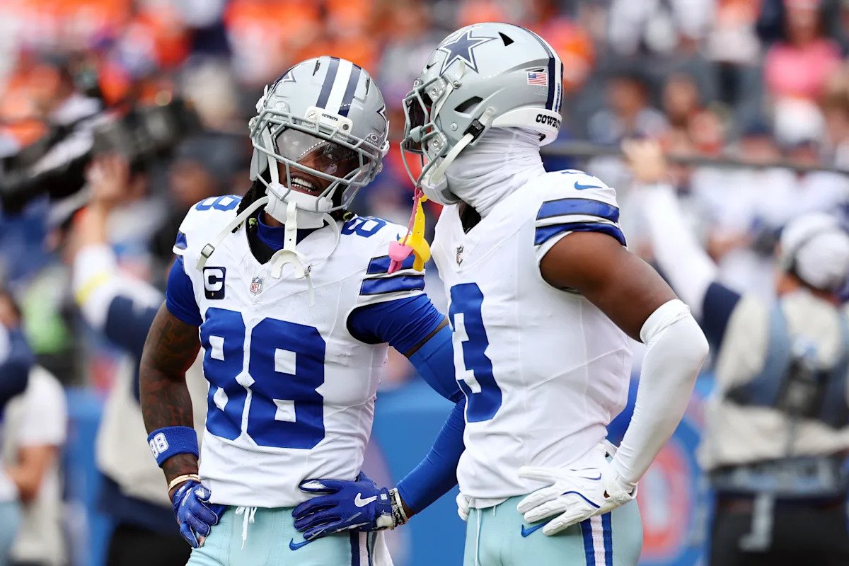 Los WR de los Cowboys, CeeDee Lamb y George Pickens, comienzan el juego en la banca, ambos anotando touchdowns.