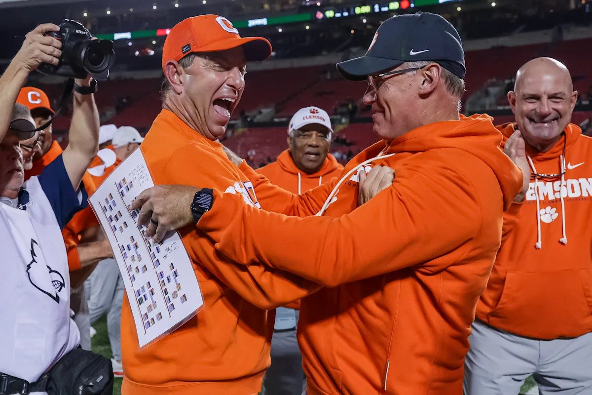 Clemson da un gran paso hacia un juego de bolos en una temporada decepcionante con una victoria como visitante sobre el No. 20 Louisville