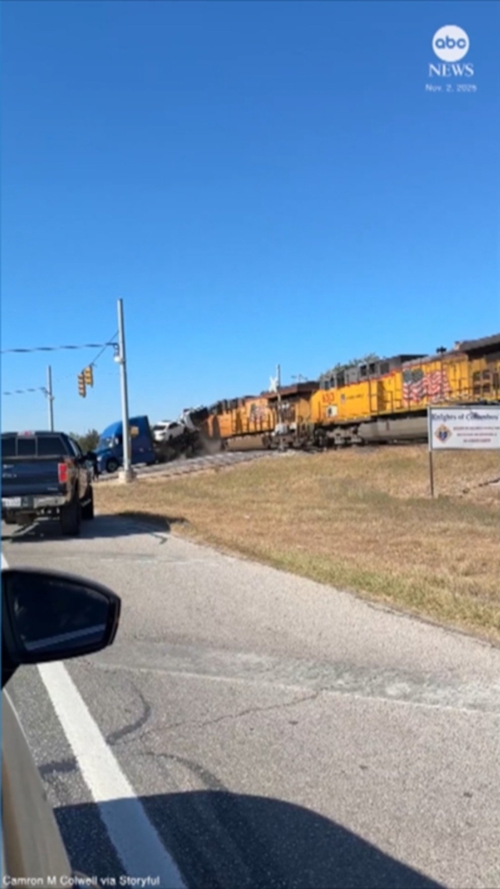 MIRA: Un tren choca contra un semirremolque atascado en las vías en Texas