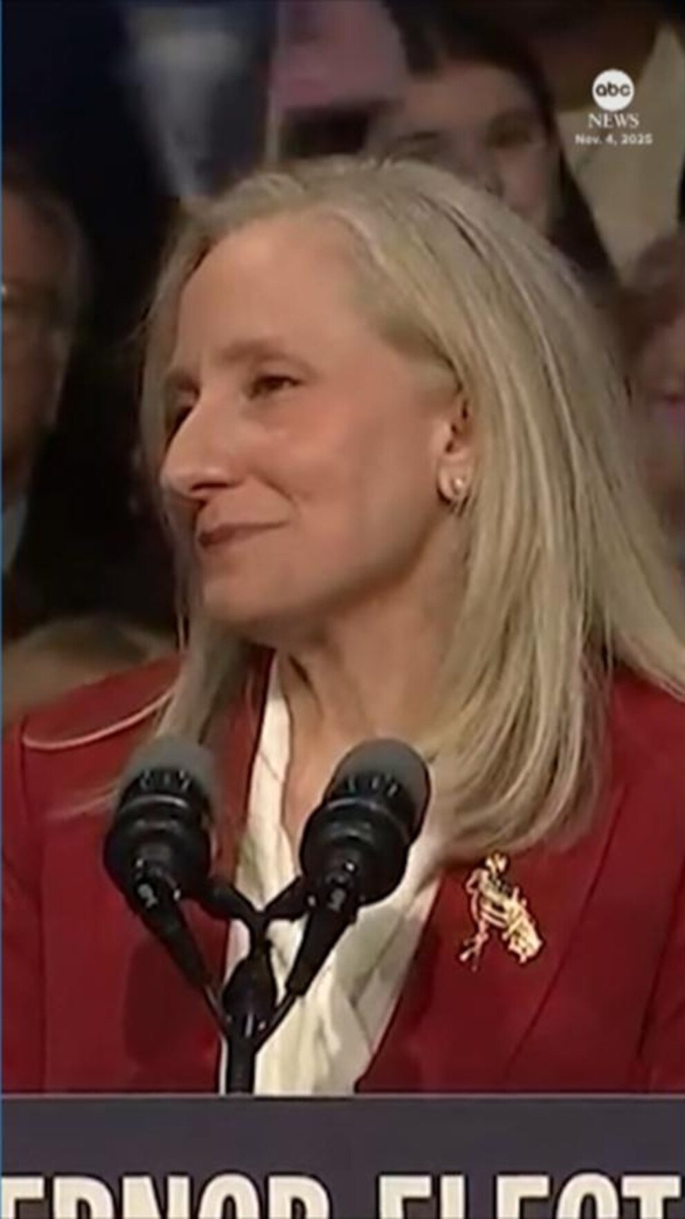 MIRAR: Abigail Spanberger pronuncia un discurso de victoria en Virginia