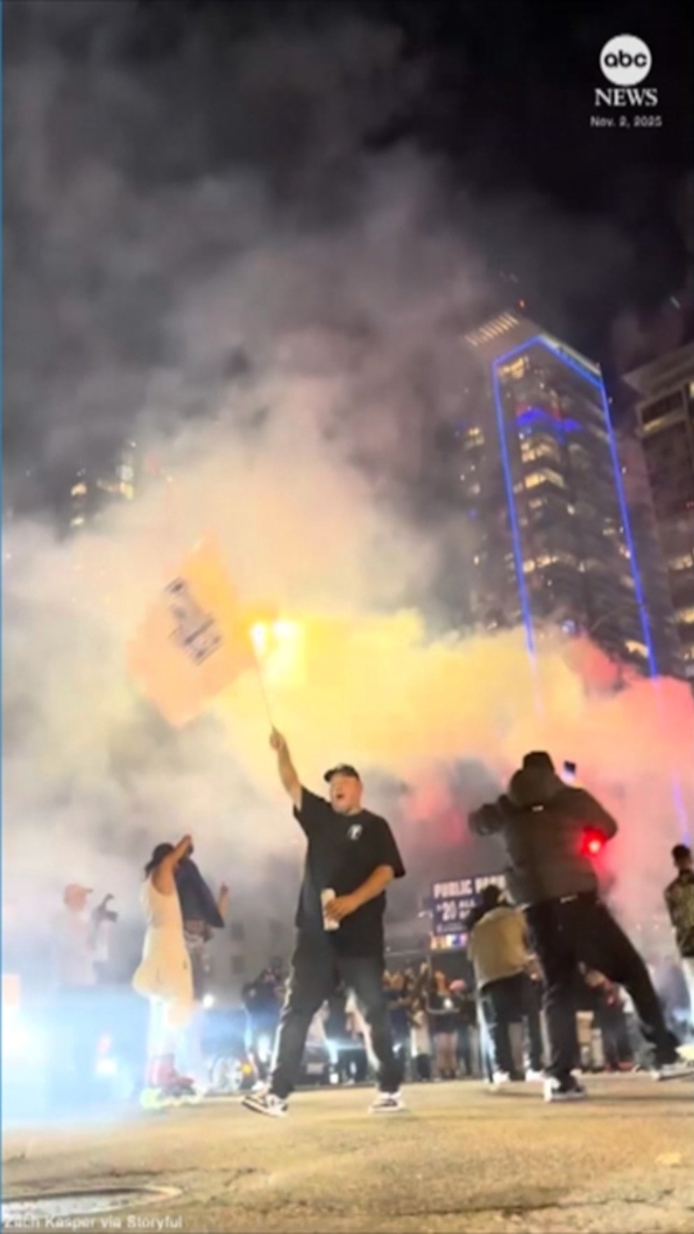 MIRAR: Los fanáticos de los Dodgers de Los Ángeles salen a las calles para celebrar la victoria de la Serie Mundial