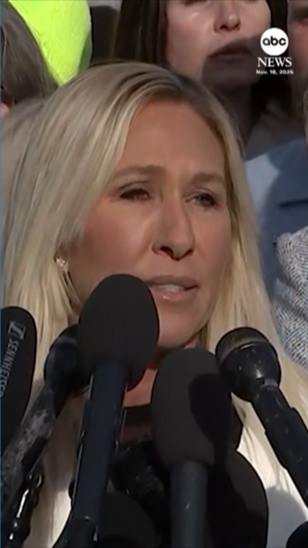 La representante de video Marjorie Taylor Greene habla en una conferencia de prensa con los sobrevivientes de Epstein