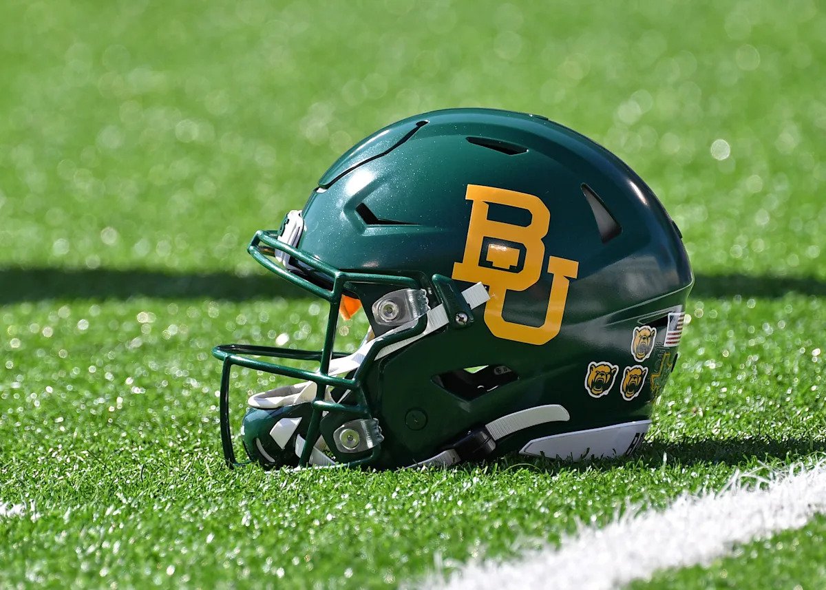 Baylor AD Mack Rhoades supuestamente inició una investigación después de que supuestamente se acercó a un jugador sobre el color de su camiseta durante un juego.