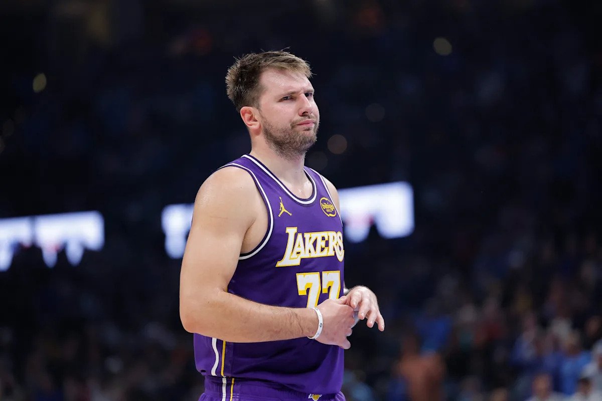 Luka Dončić “se centró en los Lakers” después de que los Mavericks despidieran a Nico Harrison y sufrieran una estrepitosa derrota ante el Thunder