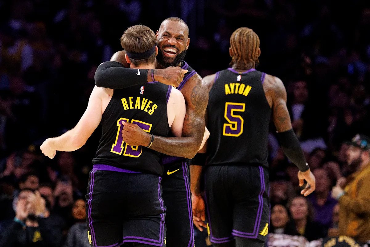 LeBron James nos recuerda que sigue siendo una fuerza de fantasía en su debut de temporada y aumentará el valor de sus compañeros de equipo en el proceso.