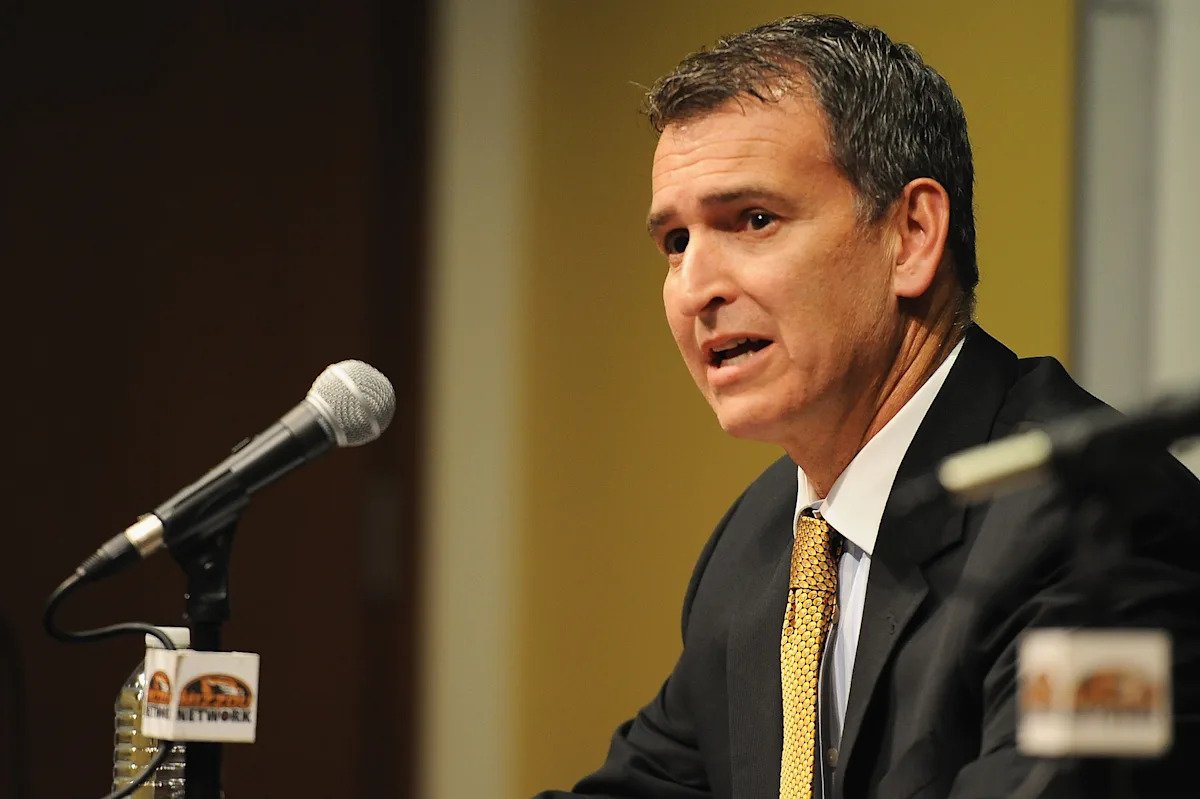 Fuentes: Baylor AD Mack Rhoades recibe licencia luego de una investigación interna sobre el presunto enfrentamiento con un jugador