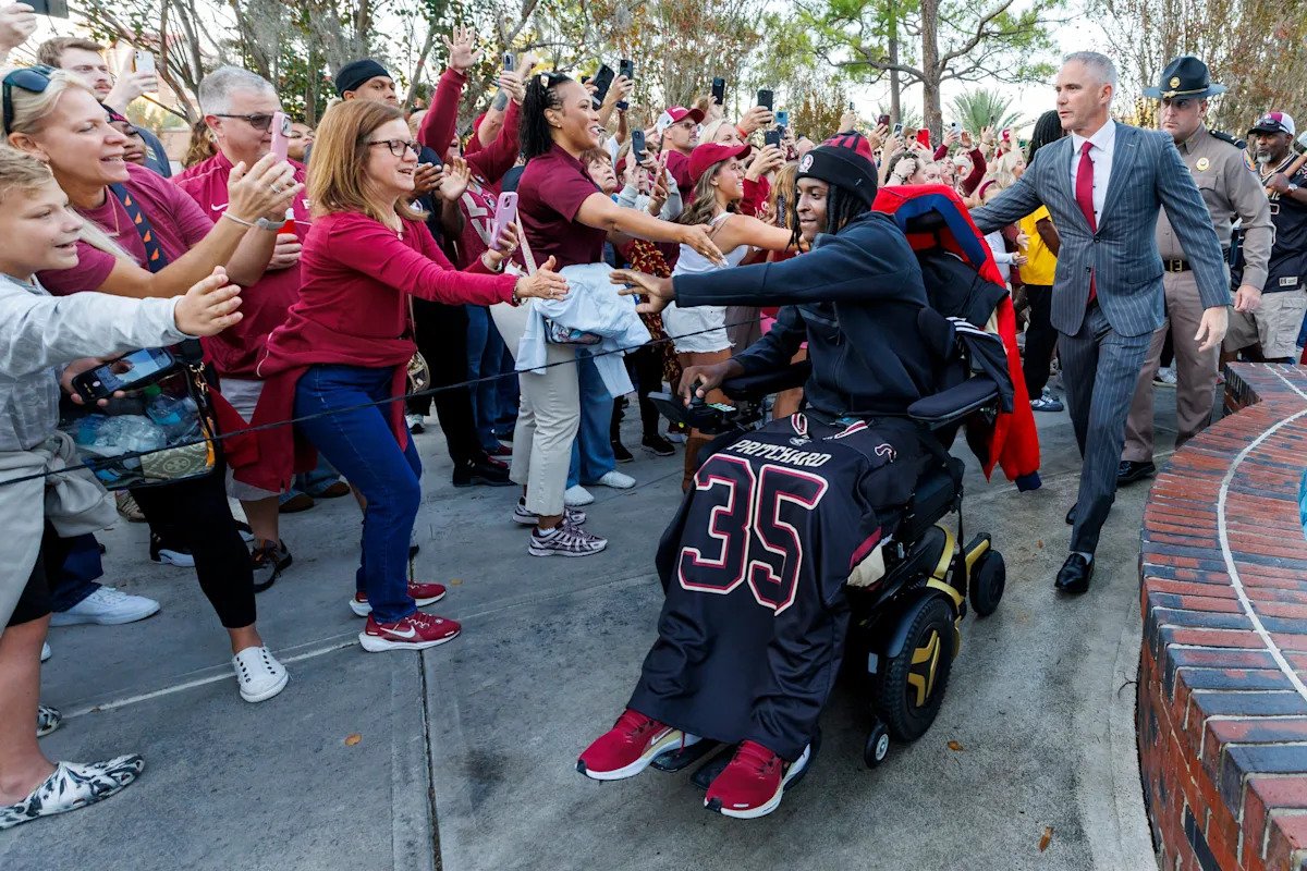 El apoyador de Florida State, Ethan Pritchard, se une a los Seminoles para la Legacy Walk, tres meses después de recibir un disparo