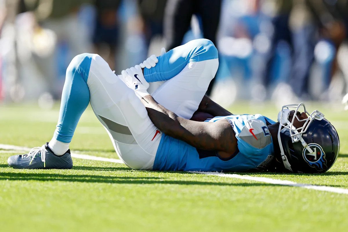 El fullback de los Titans, Calvin Ridley, fue sacado del campo después de regresar de una lesión en el tendón de la corva con un peroné roto y está fuera por toda la temporada.