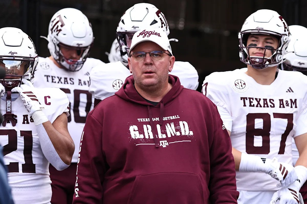 Fuentes: Texas A&M y el entrenador Mike Elko finalizan la extensión del contrato