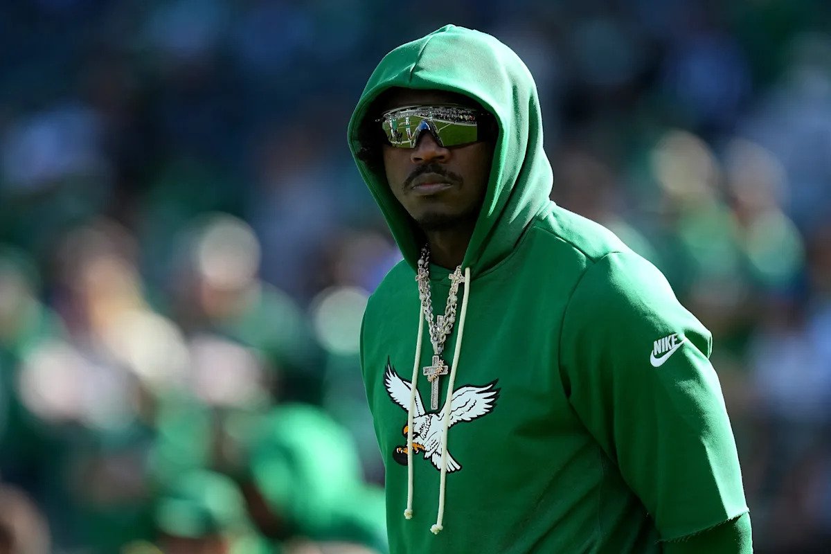 Según los informes, el propietario de los Eagles, Jeffrey Lurie, se reunió con AJ Brown para discutir su frustración con la ofensiva del equipo.