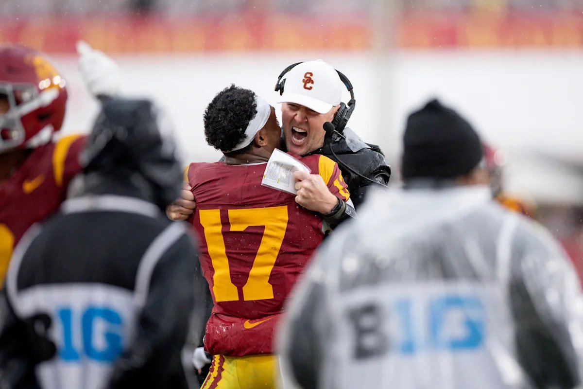 El No. 17 USC mantiene vivas las esperanzas de la CFP después de que un desvío conduce a una intercepción y gana TD sobre el No. 21 Iowa