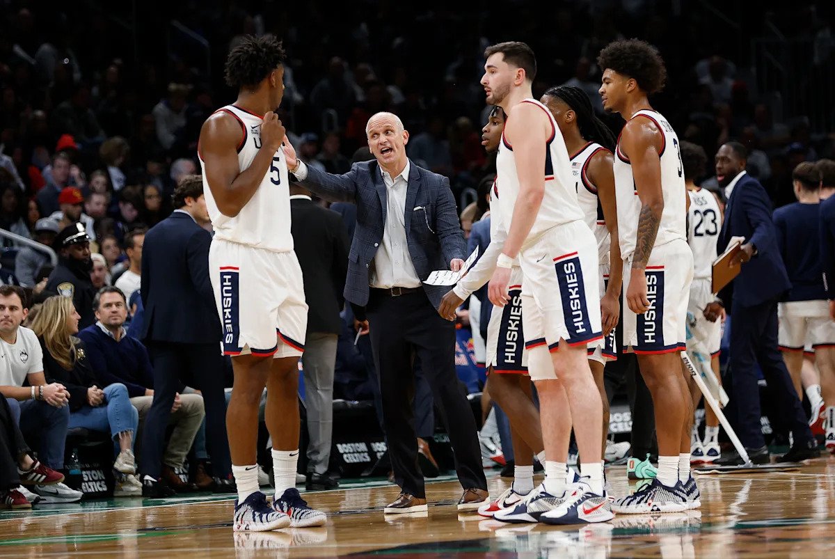 Encuesta AP de baloncesto masculino: Purdue salta al número 1 después del susto de Houston contra Auburn; La Universidad de Connecticut sigue fuerte