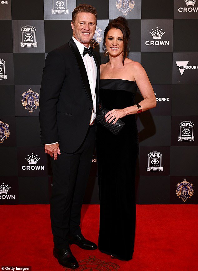 El compañero de Damien Hardwick consigue un trabajo sorpresa en el fútbol después de que el entrenador de la AFL dejara a su esposa por ella.