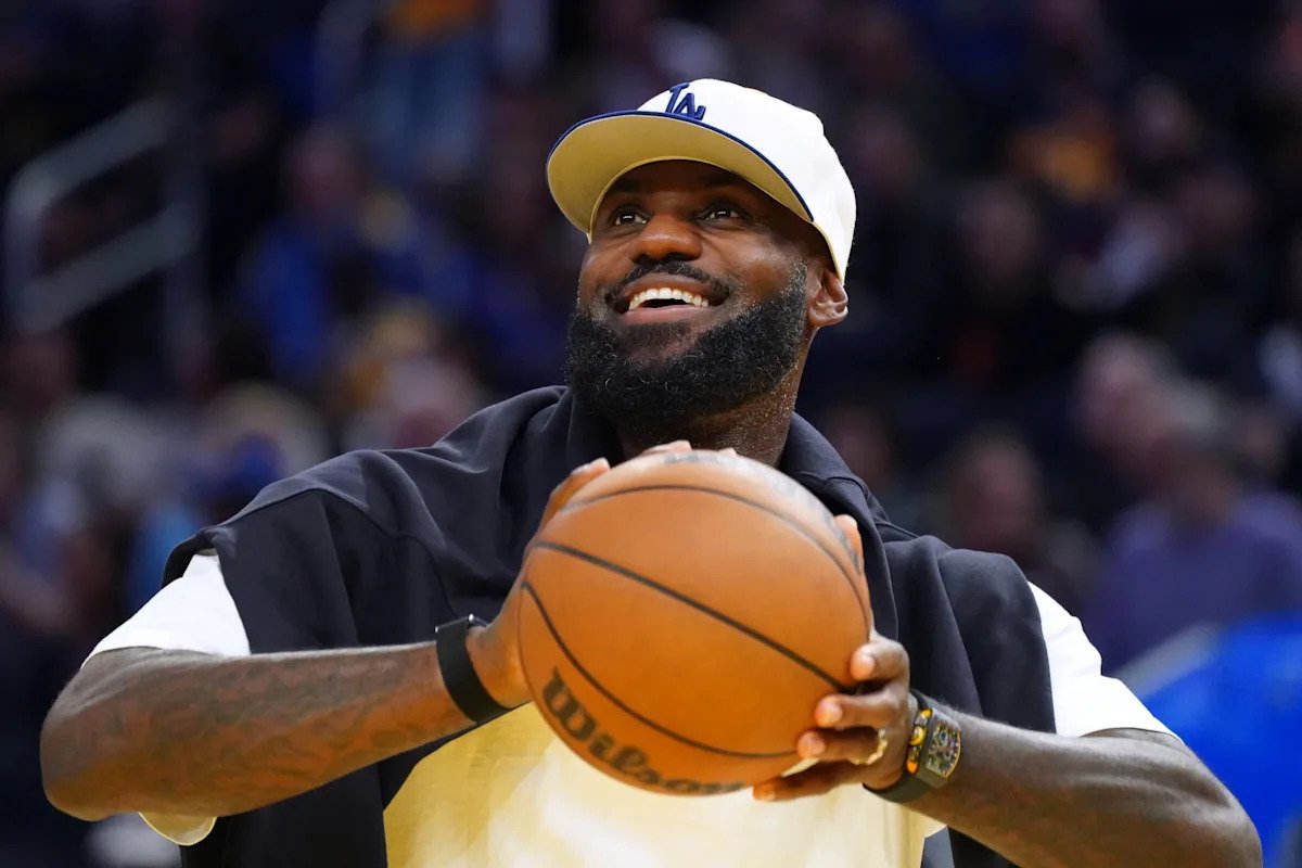 Según los informes, LeBron James hará su debut en la temporada 2025-26 contra los Jazz después de perderse 14 partidos debido a la ciática.