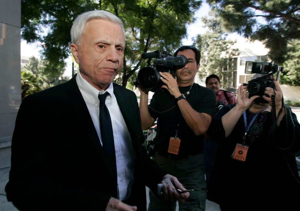 El 18 de noviembre, Robert Blake fue condenado a pagar 30 millones de dólares por el asesinato de su esposa.