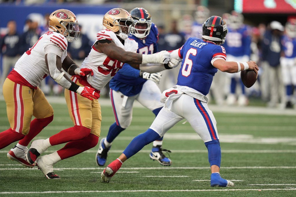 Los 49ers respetan la fecha límite de cambios de la NFL y miran hacia 2026