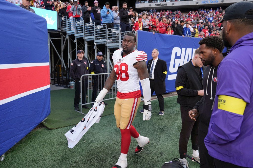 El novato de los 49ers, Mykel Williams, estará fuera toda la temporada por un ligamento cruzado anterior desgarrado.