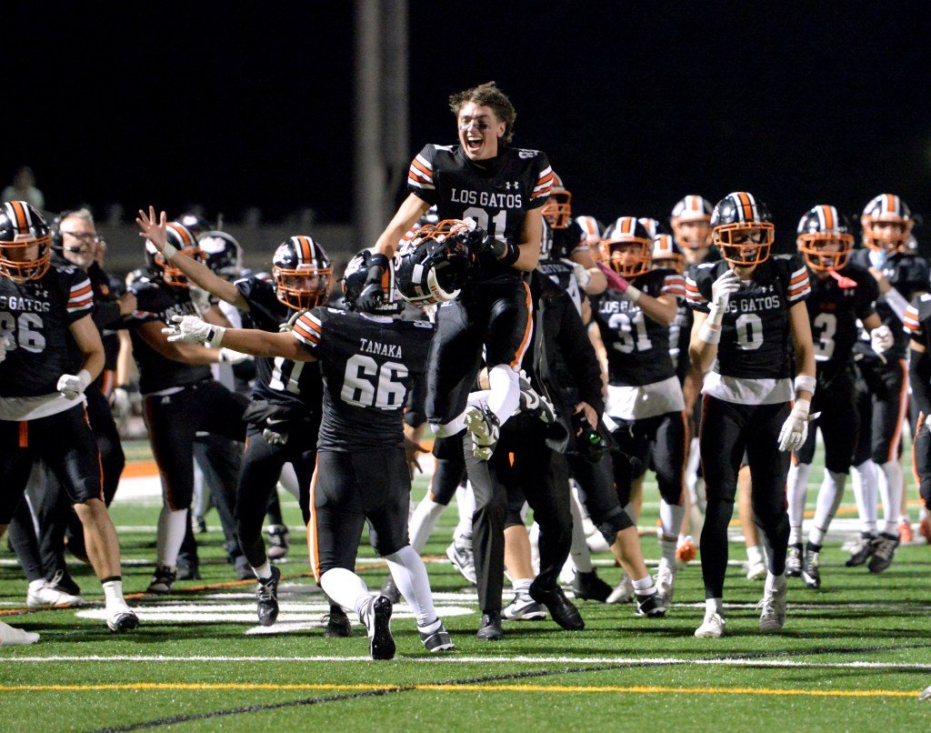 Los Gatos Football vence a St. Francis en los playoffs del Área de la Bahía de la División I de CCS