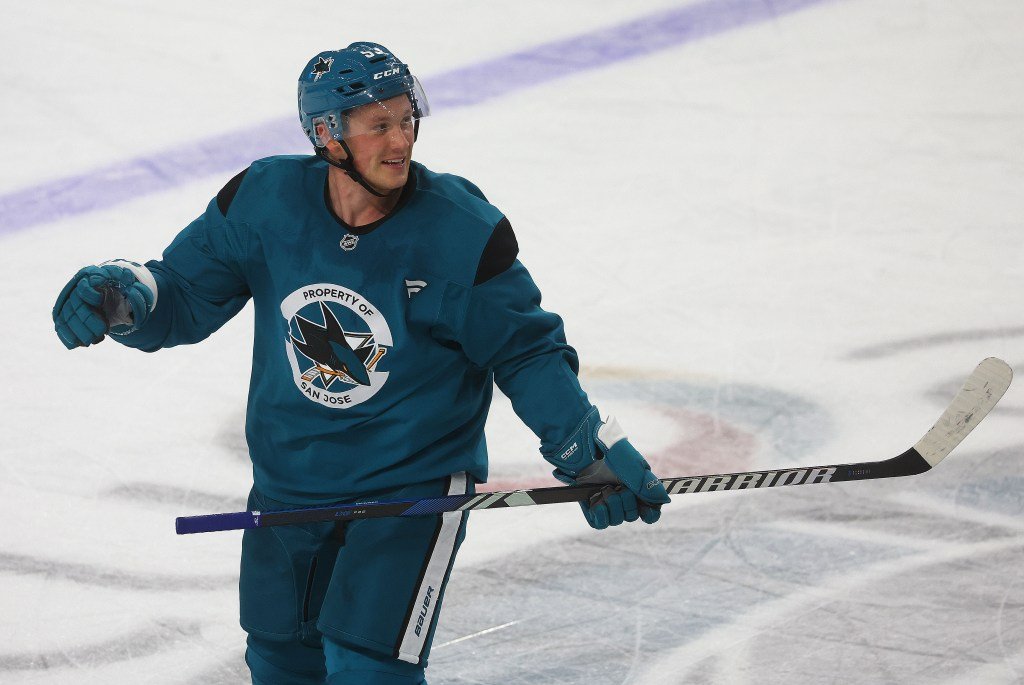 El delantero de los San Jose Sharks, Jeff Skinner, se lesiona semana tras semana