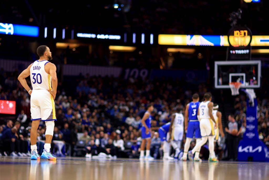 Con una lesión en el tobillo, Steph Curry de los Warriors supera a Vince Carter