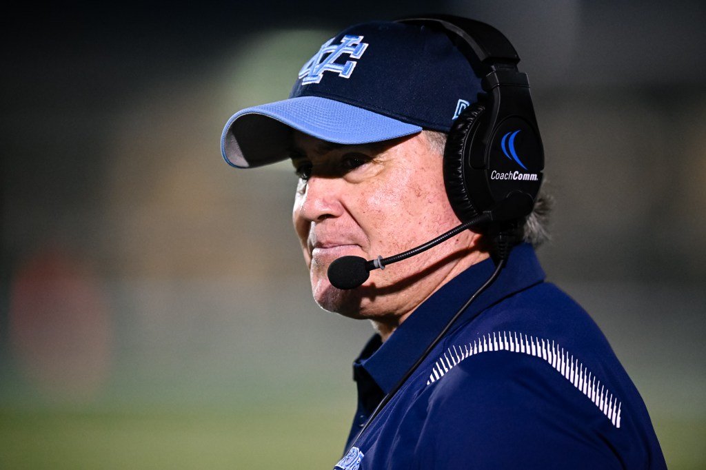 El veterano entrenador de fútbol americano de Valley Christian, Mike Machado, renuncia