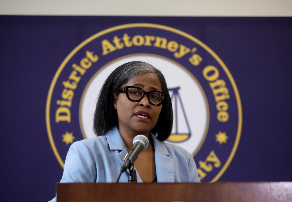 Los fiscales del condado de Alameda buscarán una sentencia de prisión “obligatoria” para todos los delitos con armas de fuego, incluidos los que cometen delitos por primera vez.