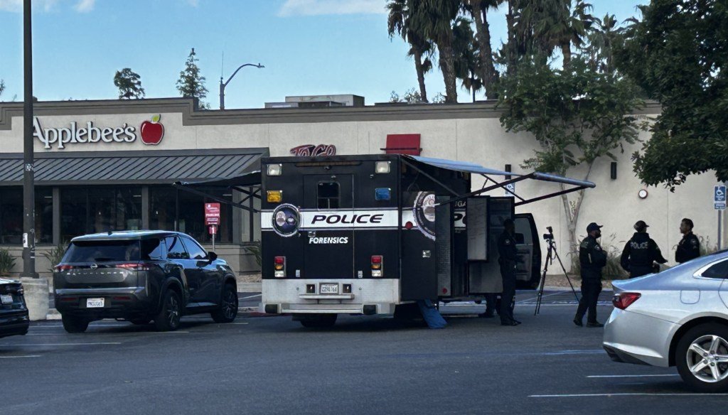 Un hombre que empuñaba una llave para neumáticos muere a tiros por la policía afuera de Applebee’s en el sur de California – The Mercury News