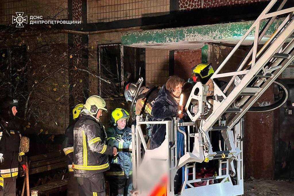 Ataques rusos alcanzaron edificios residenciales y sitios de energía en Ucrania; 4 muertos