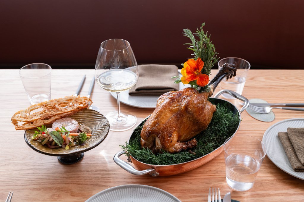 El restaurante New Menlo Park es un buen lugar para tomar vino y pollo.