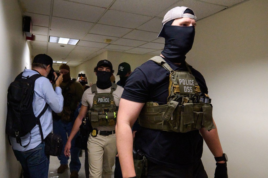 Trump demanda a California por ley que prohíbe agentes federales enmascarados – The Mercury News